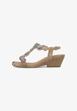 Sandalia cuña de ante beige con correa en el tobillo, detalle metálico en la puntera y adornos de piedras preciosas de colores a lo largo de la tira en T.
