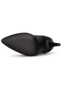 Zapato de tacón de aguja negro con punta afilada, acabado suave y suela texturizada con surcos verticales para mayor tracción.