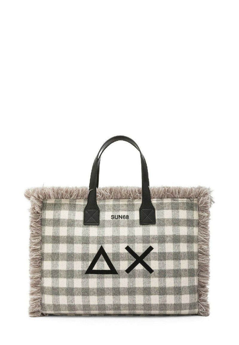 Borsa tote a scacchi grigia e bianca con bordo frangiato. Manici in pelle nera e logo. Presenta simboli geometrici neri sulla parte frontale.