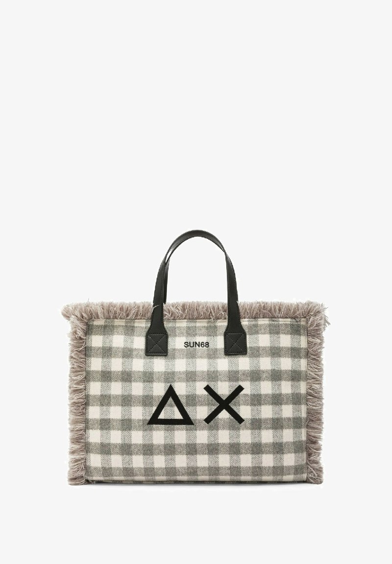 Borsa tote a scacchi grigia e bianca con bordo frangiato. Manici in pelle nera e logo. Presenta simboli geometrici neri sulla parte frontale.