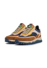 Zapatillas multicolores con una mezcla de ante y malla. Las características incluyen un acento naranja, lengüeta estampada y suela azul robusta.