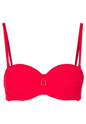 Top de bikini bandeau rouge avec des plis subtils, des bretelles ajustables et un détail en boucle en métal au centre devant. Texture lisse.