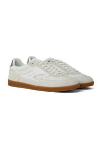 Paire de baskets basses blanches avec des panneaux en mesh et en daim, des lacets blancs et des semelles en caoutchouc marron.