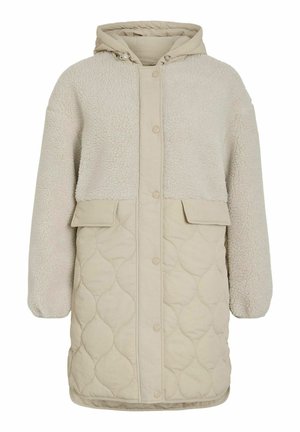 Manteau matelassé beige avec une partie supérieure en fourrure douce, doté d'une capuche, de boutons-pression et de deux poches avant. Texture douce et coupe carrée.