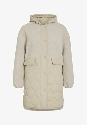 Bežna prešita jakna z mehkimi krznatimi detajli, ki vključuje kapuco, zapenjalo na pritisne gumbe in dva sprednja žepa. Mehka tekstura in kvadratna oblika.