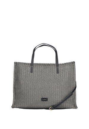Sac cabas rectangulaire tissé noir et blanc avec poignées noires et une bandoulière réglable inclinée sur le côté droit.
