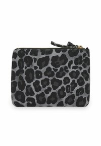 Kleine rechthoekige pouch met zwart en donkergrijs luipaardpatroon en een ritsafsluiting met een stoffen aanhaalkoord.