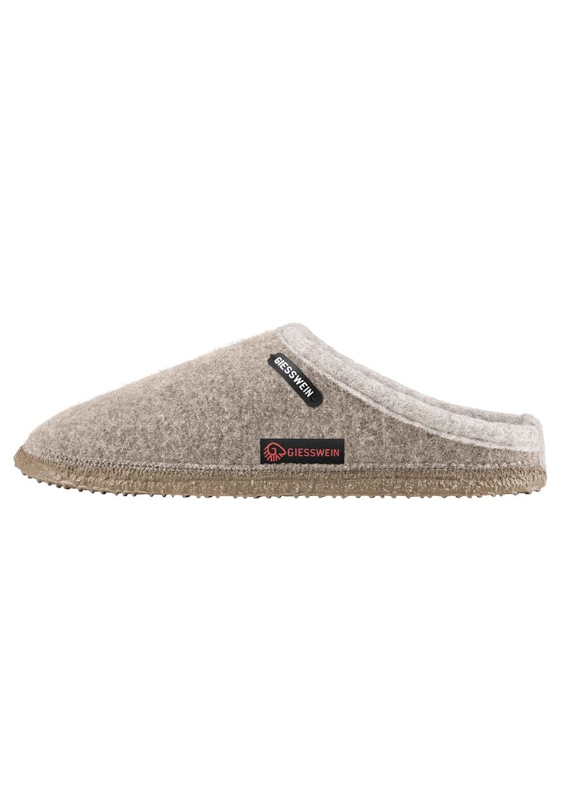 Grijze wollen slipper met een zachte vilten bovenkant, ronde vorm en getextureerde rubberen zool. Kenmerkt zich door zwart en rode merketiketten aan de zijkant.