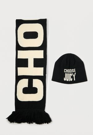 Cachecol de malha preto com grandes letras brancas "CHO" e extremidades com franjas, combinado com um gorro preto com a frase "CHOOSE JUICY" em letras brancas.