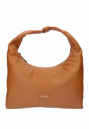 Borsa a tracolla in pelle color cammello chiaro con manico curvo e chiusura a cerniera, dotata di una piccola patch rettangolare del marchio sulla parte anteriore.