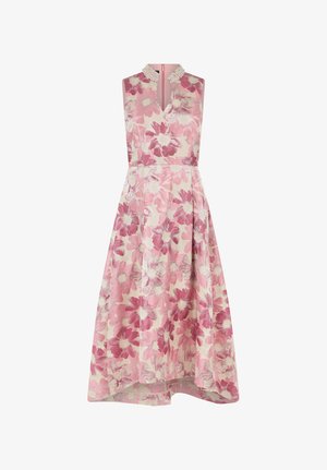 Robe midi sans manches avec un motif floral rose et blanc, un col haut orné de perles et un ourlet légèrement asymétrique.