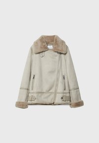 Beige Faux-Shearling-Jacke mit einem plüschigen Kragen, diagonaler Reißverschlussöffnung, zwei Fronttaschen und verstellbaren Seitenriemen. Glatte Textur.