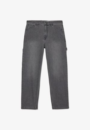 Dunkelgraue Jeans mit geradem Bein, vorderen Taschen, Gürtelschlaufen und einem Knopfverschluss in der Taille, flach auf einem weißen Hintergrund liegend.