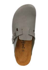 Grå lädertoffel utan häl med matt finish, med två utskärningar och en sidspänne. Texturerad innersula med logotyp tryckt inuti.