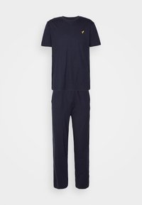 Granatowy komplet odzieży w stylu loungewear składający się z koszulki z okrągłym dekoltem i spodni prostych. Wykonany z miękkiego materiału z małym żółtym logo na piersi.