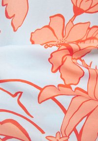 Blumenstoff mit pfirsichfarbenen Blumen und Stängeln auf einem hellblauen Hintergrund, mit glatter Textur und detaillierten Linien.