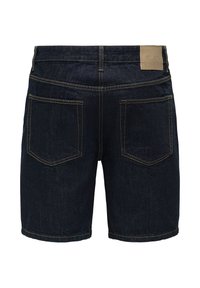 Mørkeblå denimshorts med to baglommer og en brun mærke-patch på linningen, synlig syning i kontrasterende tråd.