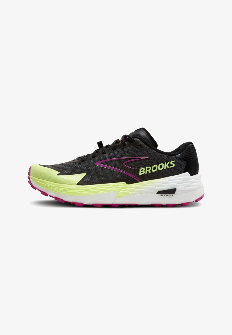 Baskets de course noires avec une tige en maille respirante, accents vert lime et rose, semelle texturée et marquage "Brooks" bien visible sur le côté.