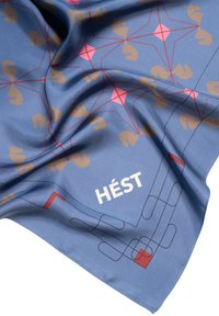 Silk scarf med blå bakgrunn, med brune og rosa geometriske mønstre og teksten "HÉST" i hvitt. Glatt tekstur og elegant design.