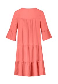 Korallenfarbendes Kleid mit Dreiviertelärmeln, gestuftem Design, weichem Stoff und gerafften Details am Oberteil und den Ärmeln.