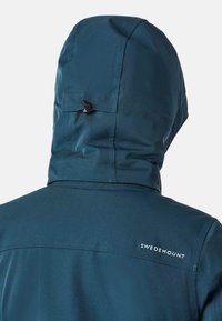 Hooded utomhusjacka i mörk teal, tillverkad av strukturerad tyg. Har en justerbar huva med svarta detaljer och "SWEDEMOUNT"-logotypen på axeln.
