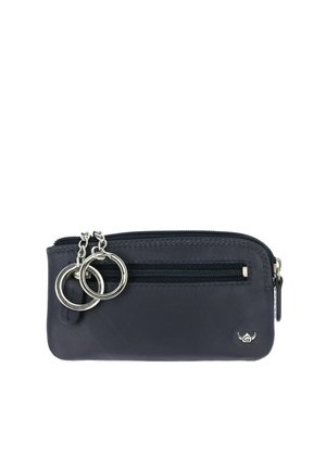 Petite pochette en cuir noir avec poche avant zippée, deux anneaux porte-clés en métal attachés et un petit logo argenté dans le coin inférieur droit.