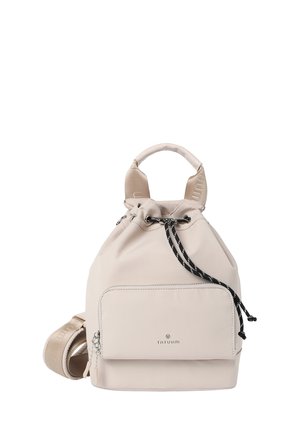 Zaino con cordoncino di colore beige chiaro realizzato in materiale liscio, dotato di una tasca frontale con zip e dettagli in corda neri e bianchi a contrasto.