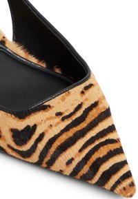 Pointed toe shoe in tiger print fur, featuring black and orange stripes, with a black interior and smooth leather accents.