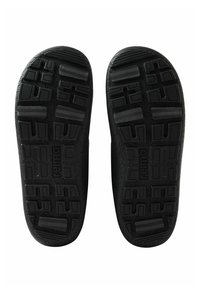 Czarne gumowe podeszwy obuwia z teksturowanymi wzorami chwytowymi, prostokątnymi akcentami oraz wytłoczonym logo marki z jednej strony.