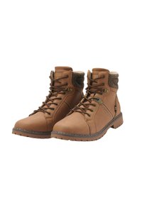 Botas de tobillo de cuero marrón con ojales de metal, cuello trenzado y suela texturizada. Sistema de cordones clásico y marca en la lengüeta.