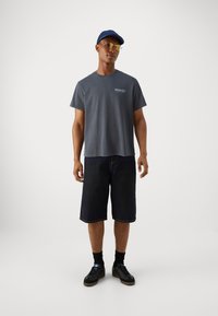 Wrangler GRAPHIC TEE - Triko s potiskem - faded black