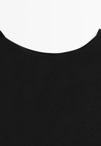 Zwarte kledingstuk met een brede, ronde halslijn, met een gladde textuur en minimale details, geschikt voor verschillende gelegenheden.