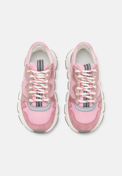 Sneakers in rete e suede rosa con lacci bianchi e dettagli arancioni. Presentano un pannello grigio e una suola spessa e testurizzata con scanalature.