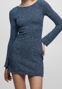 Abito in maglia blu scuro con maniche lunghe e scollatura tonda. Presenta un motivo testurizzato e una silhouette aderente.
