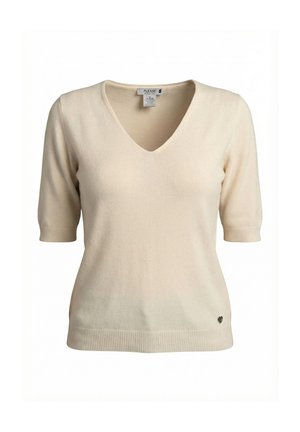 Roomkleurige korte mouw gebreide top met V-hals, geribbelde boorden en zoom, en een klein hartvormig metalen logo bij de onderzoom.