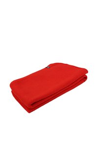 Rode gebreide deken met een gestructureerde afwerking, netjes gevouwen met een afgeronde rand en een klein knoopdetail aan de zijkant.