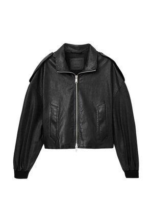 Zwarte cropped leren jas met een ritssluiting aan de voorkant, gevoerde schouders, twee voorzakken en elastische manchetten. Gladde textuur en strak ontwerp.