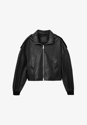 Zwarte cropped leren jas met een ritssluiting aan de voorkant, gevoerde schouders, twee voorzakken en elastische manchetten. Gladde textuur en strak ontwerp.