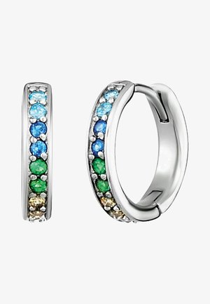 Silberne Creolen mit einer Reihe von blauen, grünen und gelben Steinen an der Vorderseite und einer polierten Metalloberfläche.