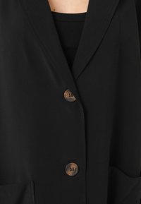 Modanisa Klassisk frakke - black