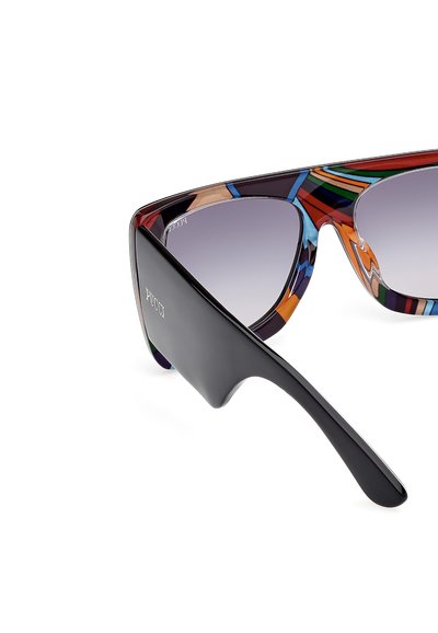 Sluneční brýle ve tvaru kočičích očí s černým rámem. Vícebarevný vzor na horním okraji. Gradientové čočky přecházející od světlé k tmavě šedé.
