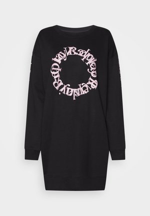 Černé oversized šaty ve stylu mikiny, s kruhovým růžovým grafickým motivem na přední straně a textem na rukávech. Měkká látka, žebrované manžety.