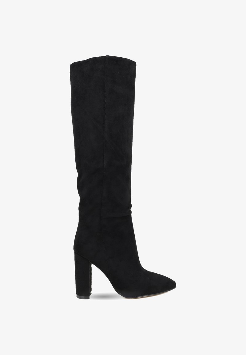Stivale nero in suede alto fino al ginocchio con punta affusolata e tacco spesso. Texture liscia con dettagli minimi e senza hardware visibile.