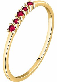 Guldring med fem runda röda ädelstenar i en böjd design. Ringen har en smal band med en polerad, slät yta.