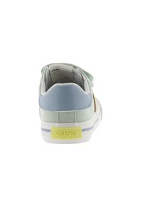 Baskets en toile vertes avec des accents bleu clair, semelle en caoutchouc blanche, bande Velcro et logo de la marque jaune sur le talon.