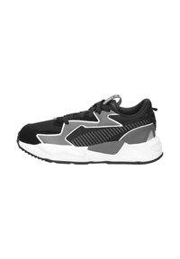 Chaussure de sport noire avec un dessus en maille et en daim, présentant des accents blancs, un design géométrique, des panneaux texturés et une semelle épaisse.