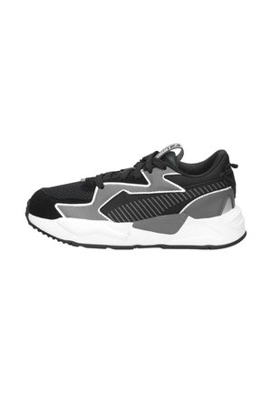 Chaussure de sport noire avec un dessus en maille et en daim, présentant des accents blancs, un design géométrique, des panneaux texturés et une semelle épaisse.