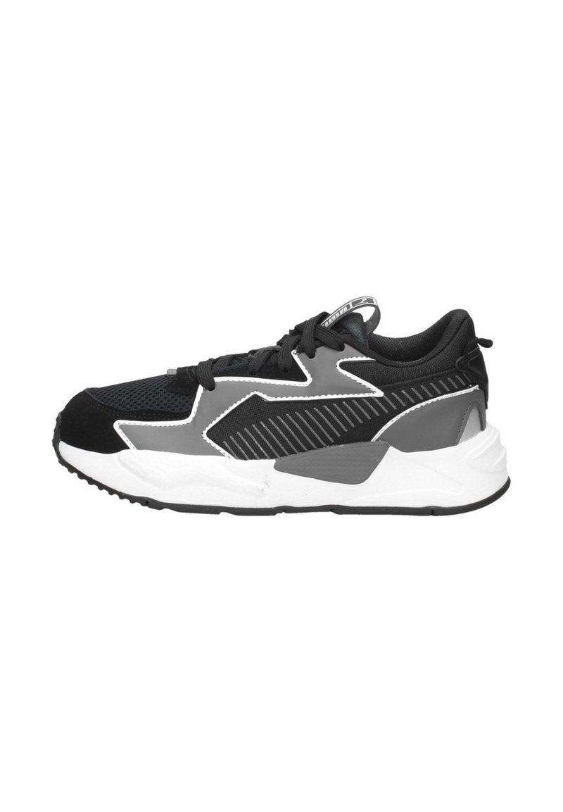 Chaussure de sport noire avec un dessus en maille et en daim, présentant des accents blancs, un design géométrique, des panneaux texturés et une semelle épaisse.