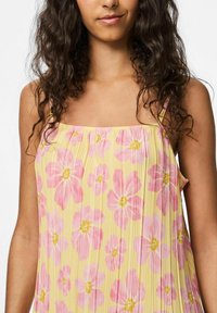 Pieces PCAMBER - Velika haljina - mellow yellow