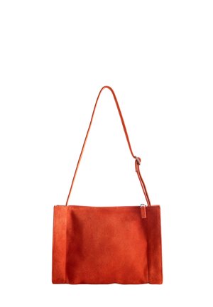 Petit sac à bandoulière rectangulaire en daim orange avec sangle réglable et fermeture éclair sur fond blanc.